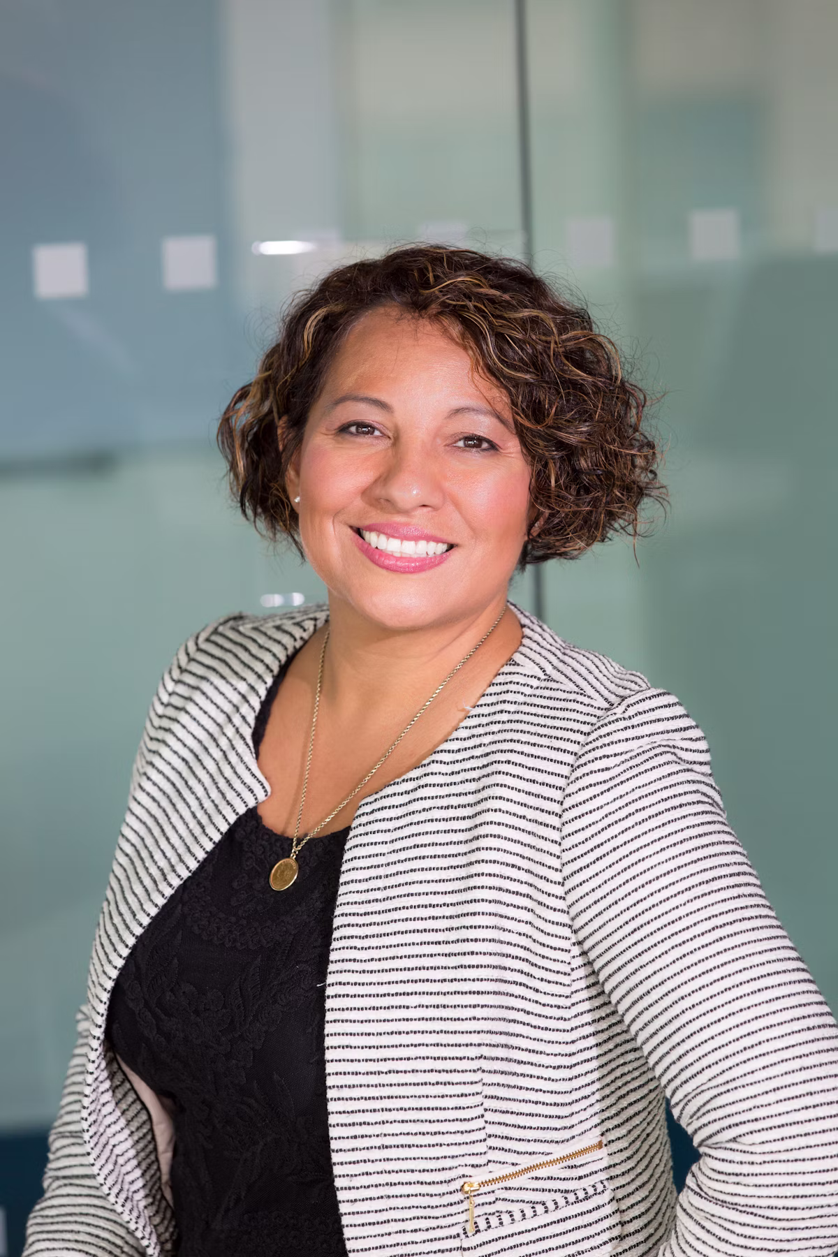 Mujer profesional mexicana en un entorno de oficina — LANA+